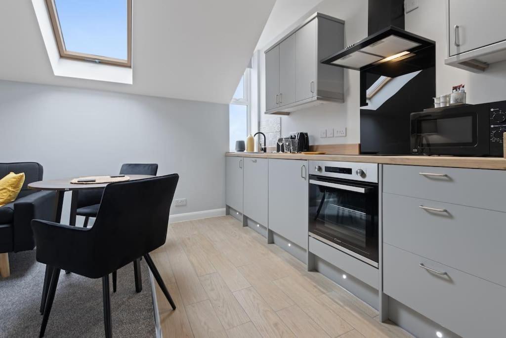 Modern Apartment Free Off Road Parking King Bed Suite 9 นอตติงแฮม ภายนอก รูปภาพ